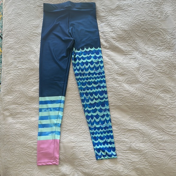 🧜🏼♀️Fun Ocean Mirmaid leggings. Size M🧜🏼♀️ - Picture 3 of 4